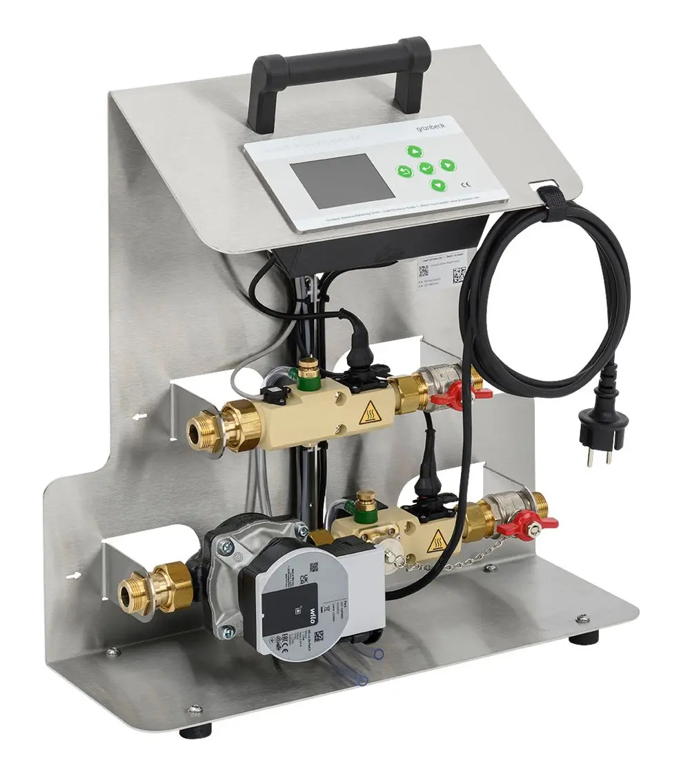 Inline-Regelmodul von Grünbeck mit Edelstahlgehäuse, Display und verschiedenen Anschlüssen für Wasserleitungen, zur Regelung von Wasserflüssen.